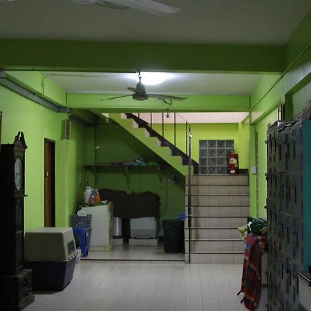 New C.H. Guest House Bangkok Esterno foto