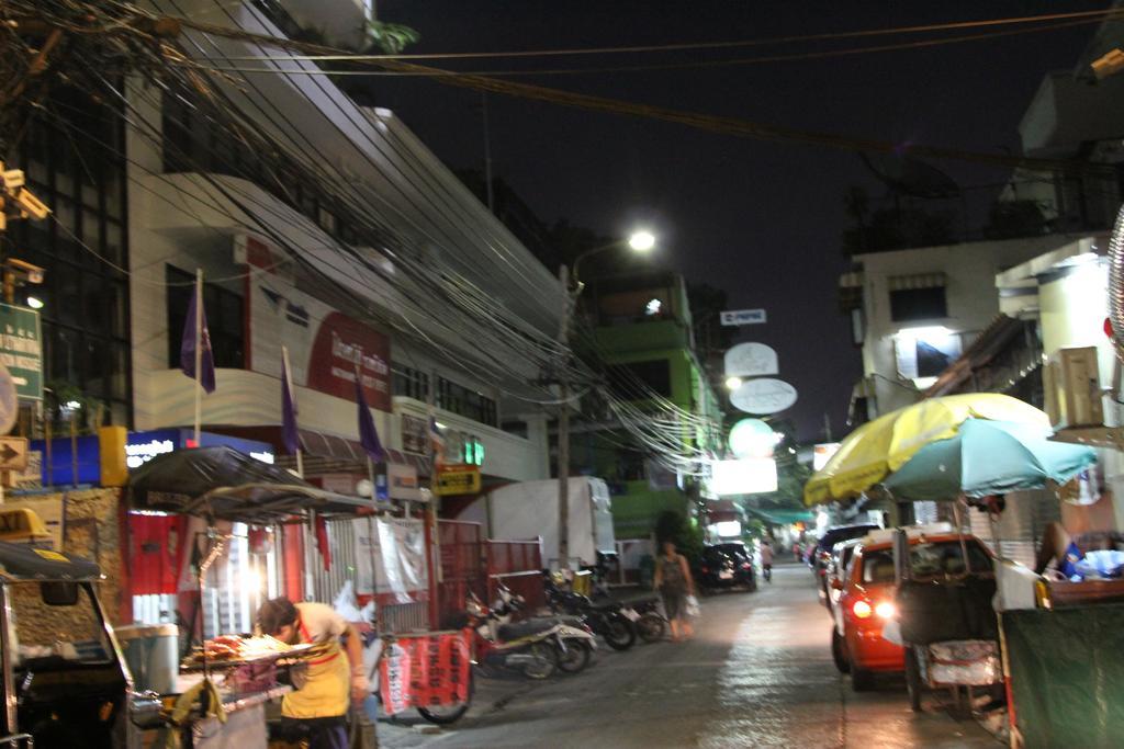 New C.H. Guest House Bangkok Esterno foto