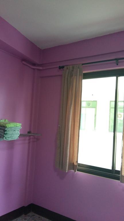 New C.H. Guest House Bangkok Esterno foto
