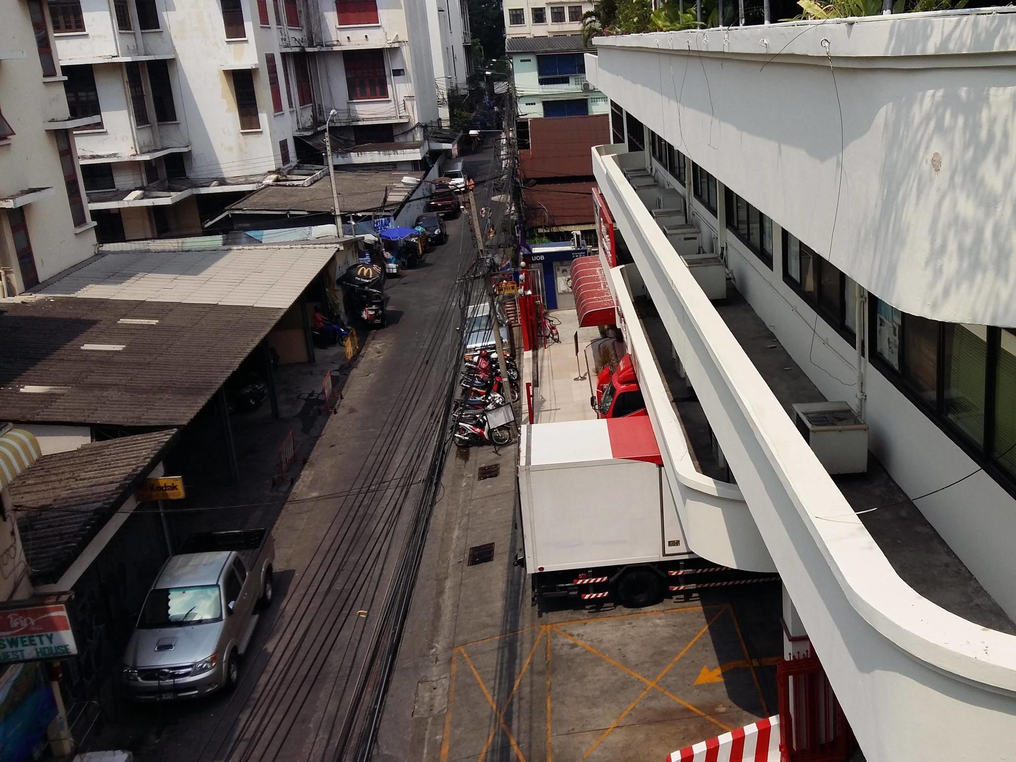 New C.H. Guest House Bangkok Esterno foto
