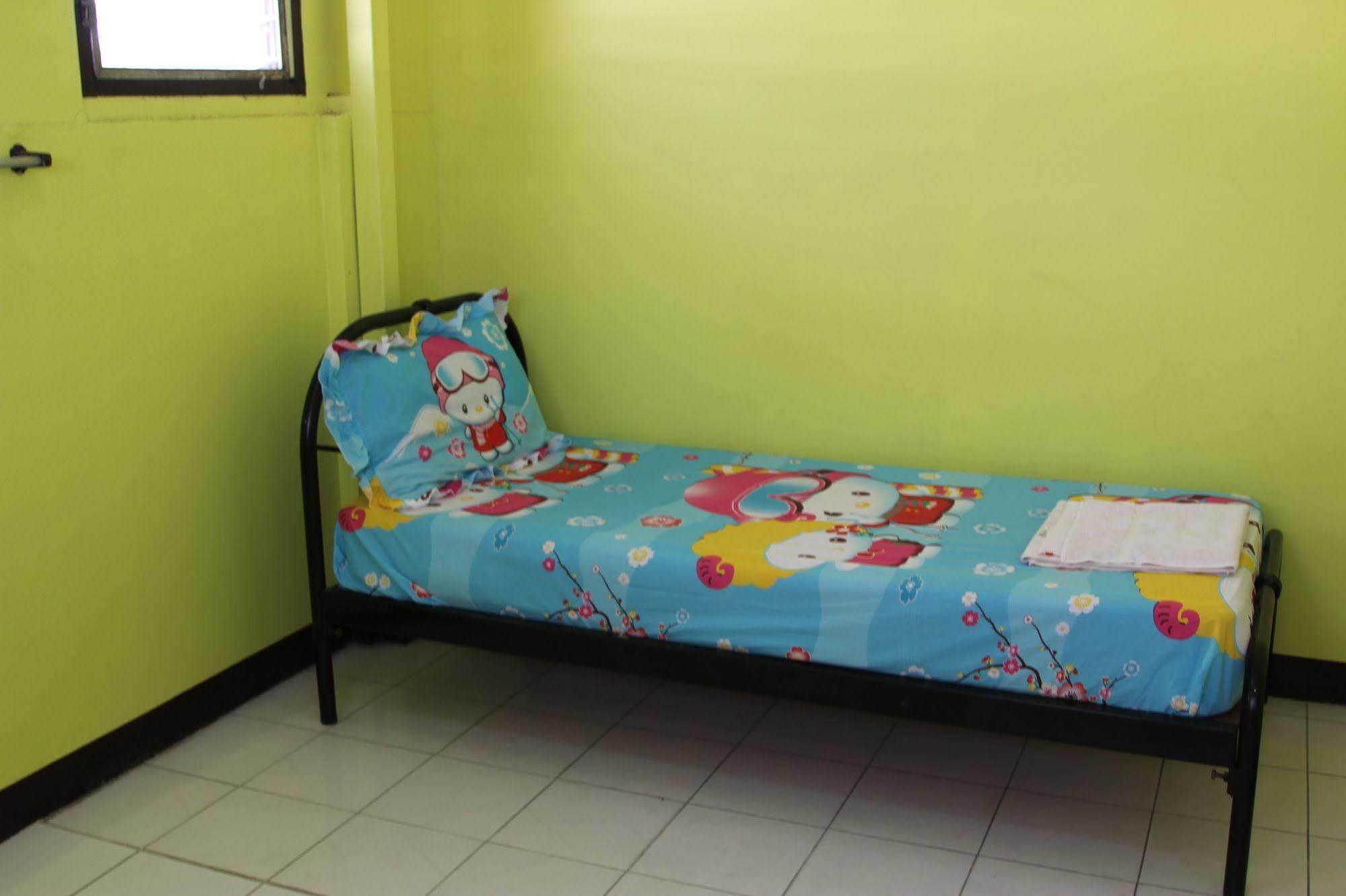 New C.H. Guest House Bangkok Esterno foto