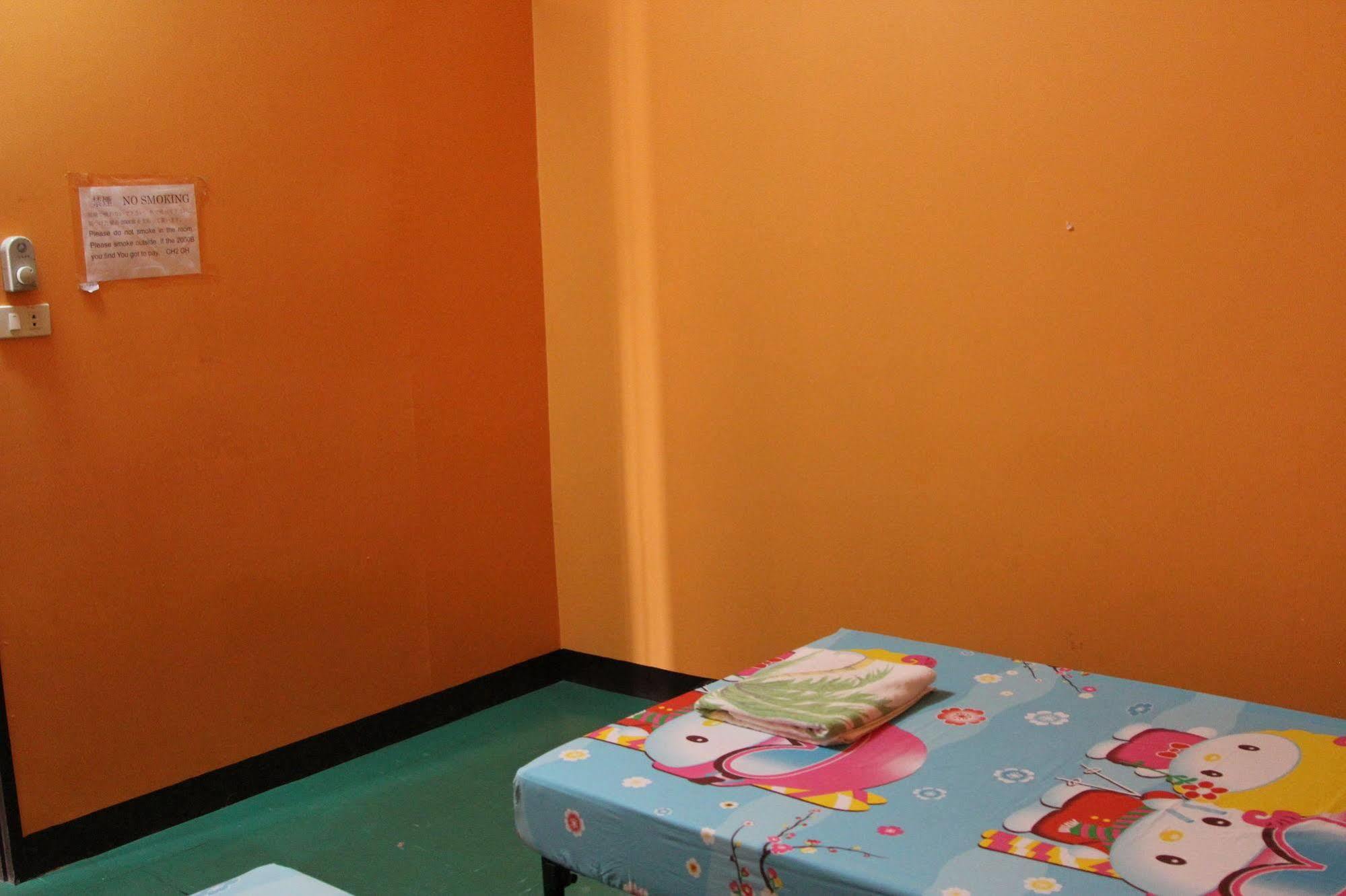New C.H. Guest House Bangkok Esterno foto