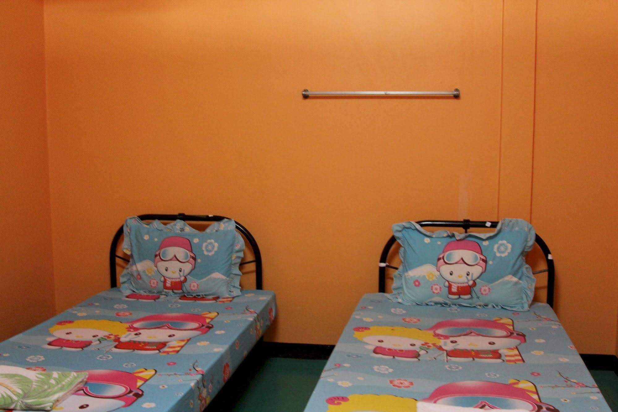 New C.H. Guest House Bangkok Esterno foto