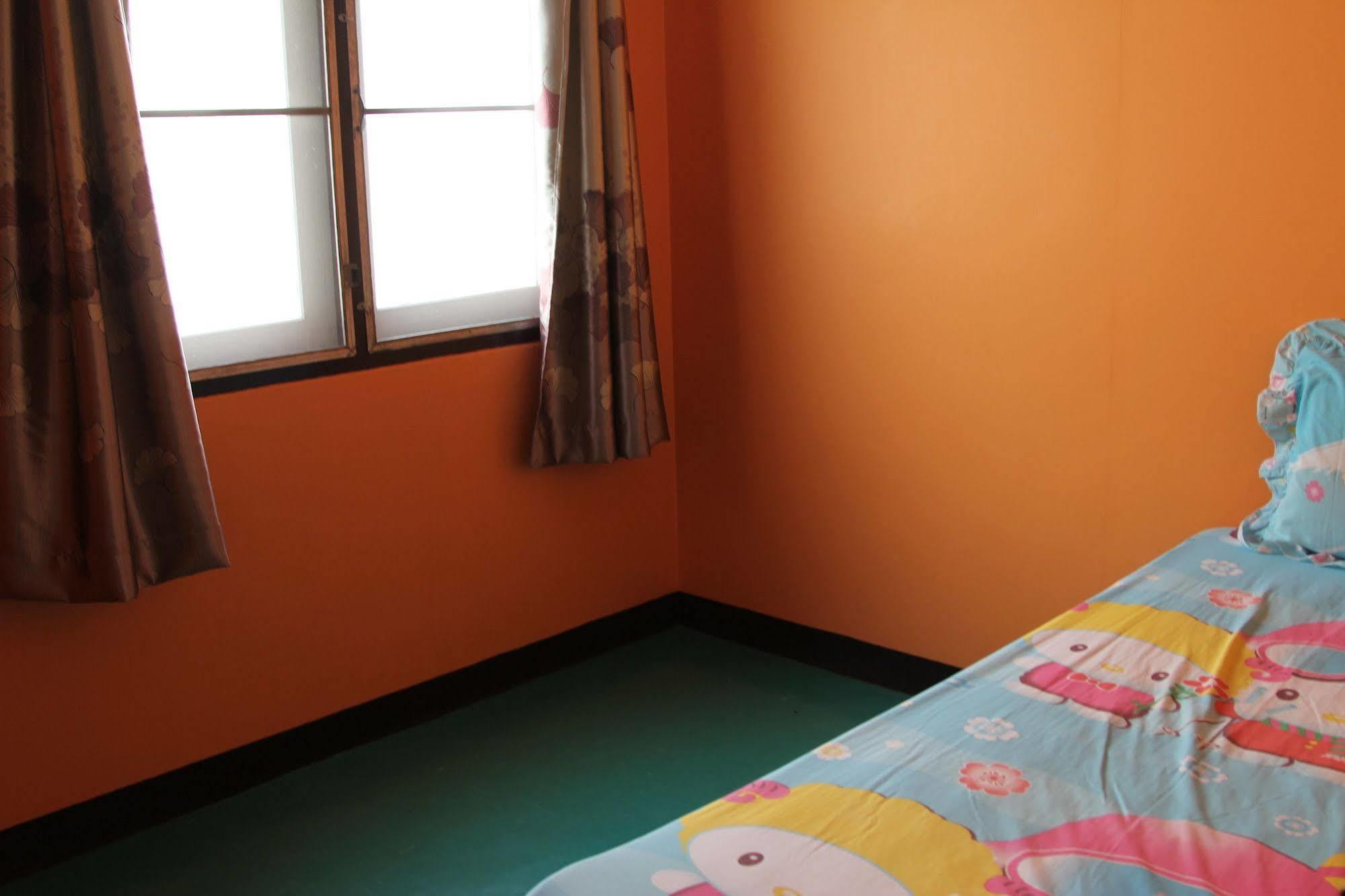 New C.H. Guest House Bangkok Esterno foto