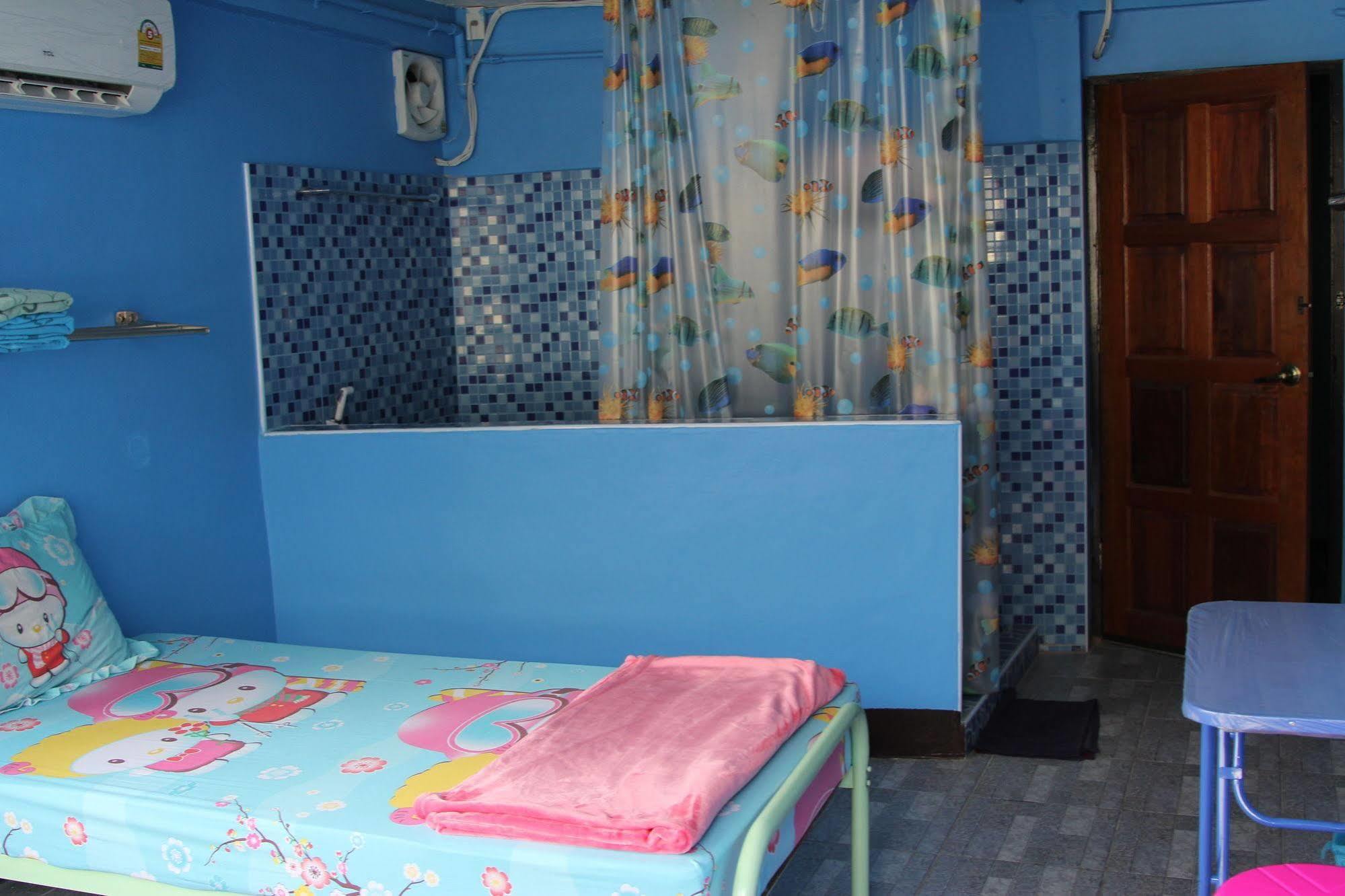 New C.H. Guest House Bangkok Esterno foto