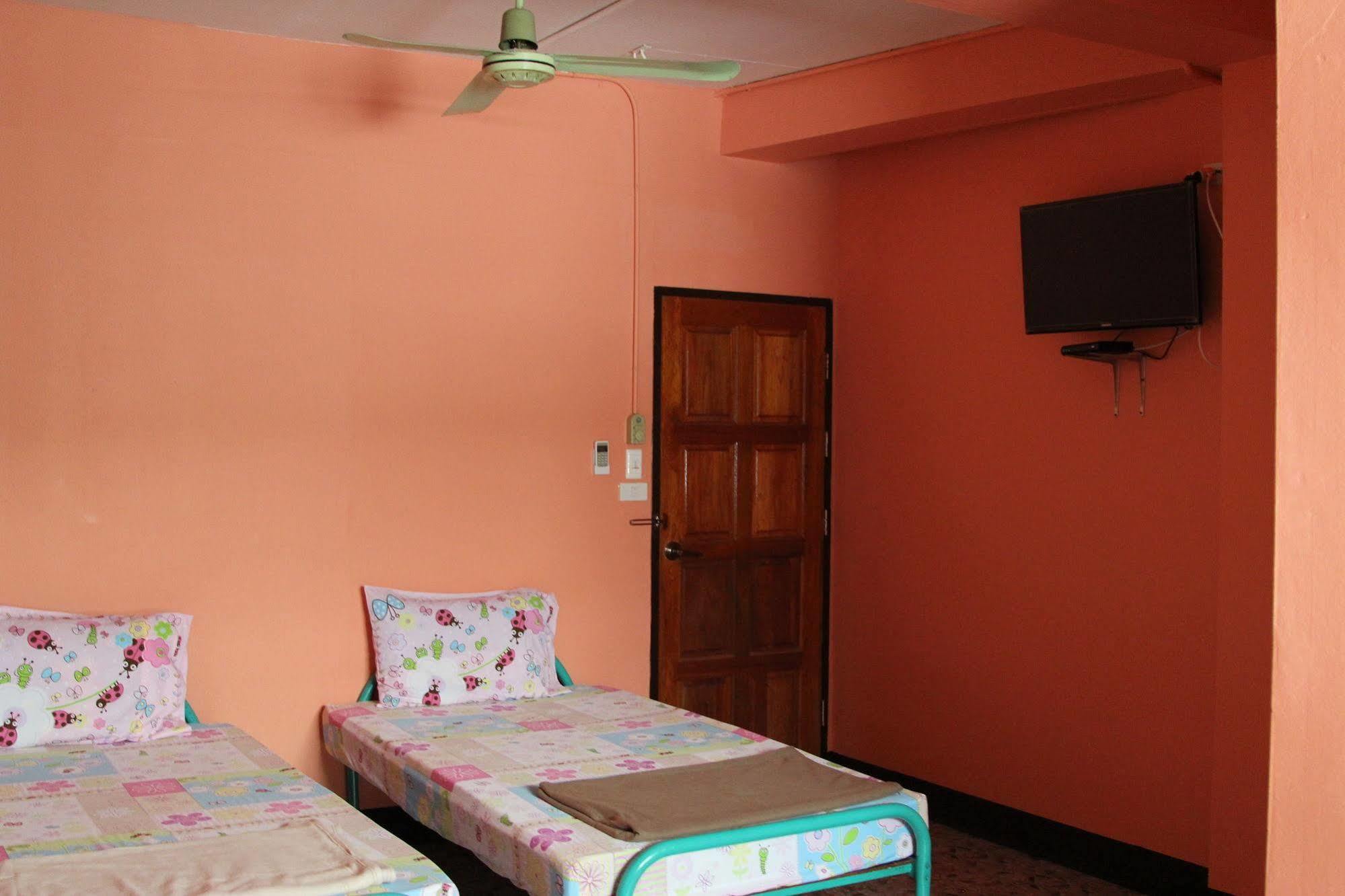 New C.H. Guest House Bangkok Esterno foto