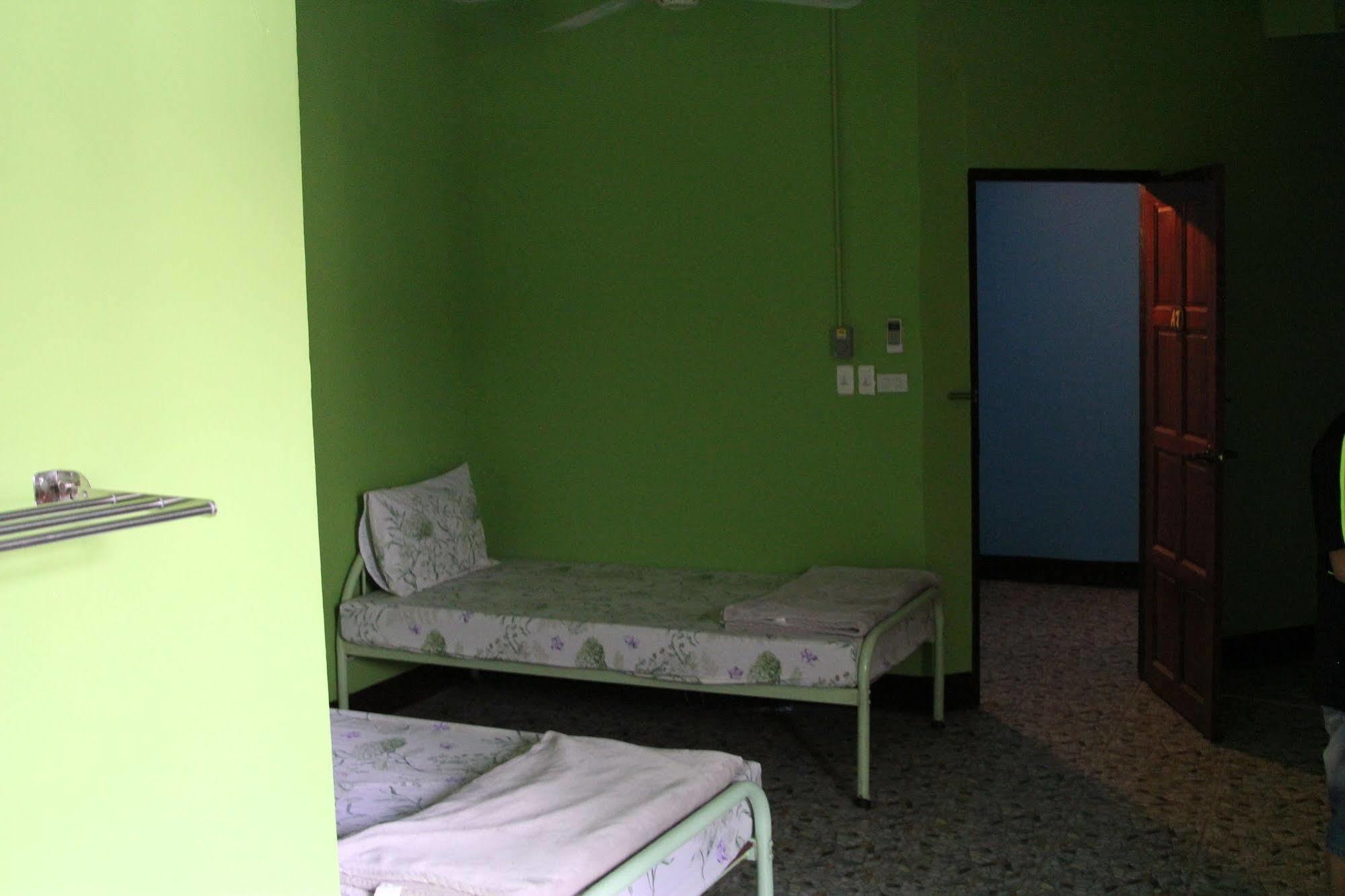 New C.H. Guest House Bangkok Esterno foto