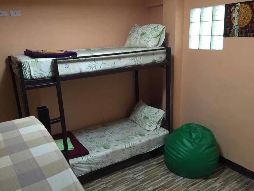 New C.H. Guest House Bangkok Esterno foto